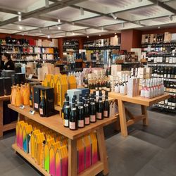 Rinascente - 6th floor is a food hall. This is one of the stalls as a  Liquor store