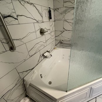 Kelly Inn Billings - The entrance to the tub had a grab bar but none inside where falls occur. - Hotels Near Me - Billings, Montana Kelly Inn Billings - The entrance to the tub had a grab bar but none inside where falls occur. - Hotels Near Me - Billings, Montana