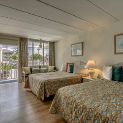 DAYTONA INN AND SUITES - Double Queen Room (poolside)