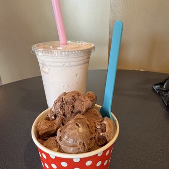 The Scoop - Frosted Chocolate Malt ice cream, strawberry milkshake - Desserts Near Me - Zionsville, Indiana