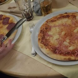 Gasthof Kaiserstub'n - Pizza hawaii and salami