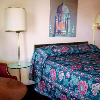 L P Motel - nothing fancy. good enough for some cheap overnight Zs. you get an actual door key... and can watch non-digi tv... - Hotels Near Me - Harwood Heights, Illinois