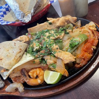 Casa Cruz - Chicken and shrimp fajitas! DELICIOUS! - Mexican Near Me - Banning, California