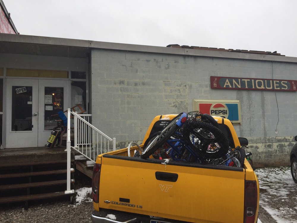 PICKERS PARADISE ANTIQUE MALL Updated August 2024 1877 Kanawha 2