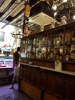 Bodega Cigaleña by null