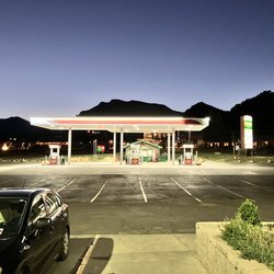 The Country Market of Estes Park - Conoco Gas Station in parking lot