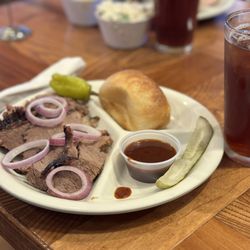 Brisket, red onion (optional), pickle spear, fresh bread, banana pepper and all the fixings. Yum