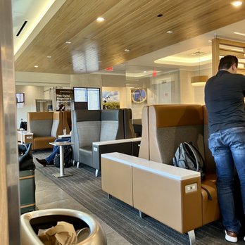 Admirals Club - Airport Lounges Near Me - Houston, Texas