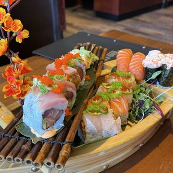 Big Fish Sushi - Paradise Roll, Kiss of Fire Roll, Salmon Nigiri, S.M.T. Gunkan Maki - Sushi Bars Near Me - Bothell, Washington