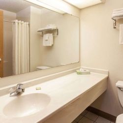 Super 8 by Wyndham Portage - Bathroom