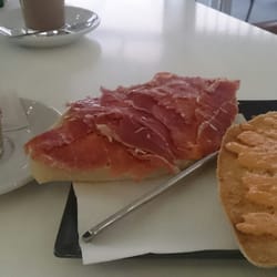Tostaita con jamón y salmorejo y café con leche.