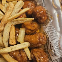 Woodland Burgers and Wings - Boneless chicken wings & fries