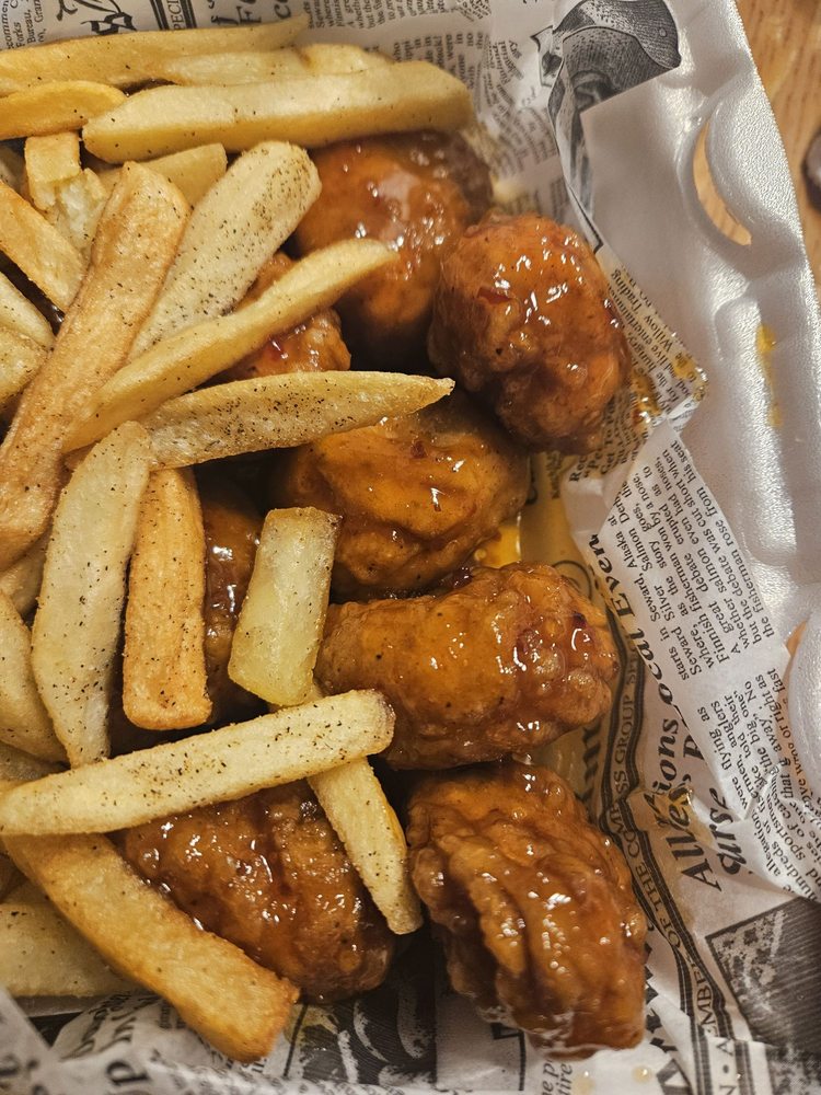 Woodland Burgers and Wings Logo