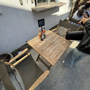 Blueys Kitchen - Seating - Cafes Near Me - Santa Monica, California