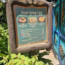 Eight Spoon Café