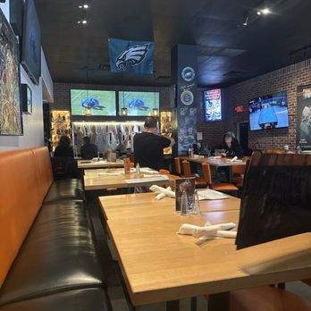 5280 Burger & Taphouse - Seating area and bar - Burgers Near Me - Austin, Texas 5280 Burger & Taphouse - Seating area and bar - Burgers Near Me - Austin, Texas