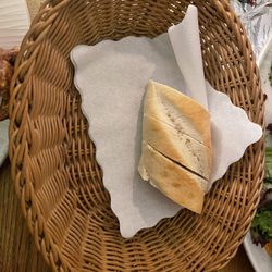 Hacker-Pschorr - Brotkorb zum großen Hauptgericht - Salat mit Ziegenkäse