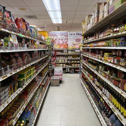 Richwell Market - Aisles are not overly crowded, when no one's shopping that is, lol.