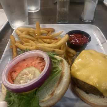 NeatSRQ - Classic burger - Gastropubs Near Me - Sarasota, Florida NeatSRQ - Classic burger - Gastropubs Near Me - Sarasota, Florida