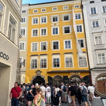 Mozarts Geburtshaus - Packed with tourists - Museums Near Me - Salzburg, 5