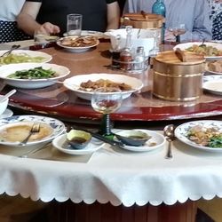 Shanghai Restaurant - Gedeckter Tisch voller Köstlichkeiten