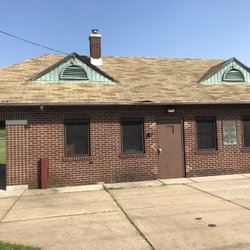 Nash Park - The main building of the park, offers some seating and comfy shade, and has the only bathrooms of the park. (5/29/2018)