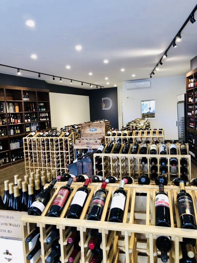 Douglaston Wine & Liquor Logo