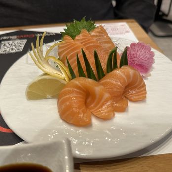 Cavi Sushi - Salmon Sashimi (5 pcs) - Sushi Bars Near Me - Glendale, California Cavi Sushi - Salmon Sashimi (5 pcs) - Sushi Bars Near Me - Glendale, California