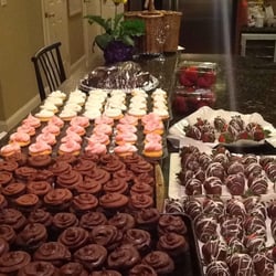 The Pineapple Caper Cafe - Cupcakes galore!