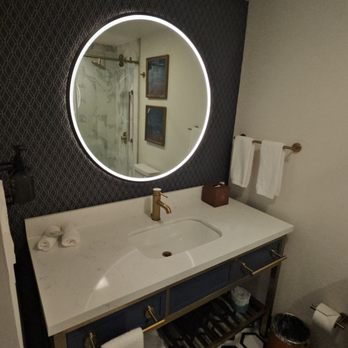 Hotel Royer Urbana Champaign, Tapestry Collection by Hilton - Bathroom in Standard King - Venues & Event Spaces Near Me - Urbana, Illinois Hotel Royer Urbana Champaign, Tapestry Collection by Hilton - Bathroom in Standard King - Venues & Event Spaces Near Me - Urbana, Illinois