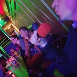 King Karaoke Berlin - Frank entertains the rest