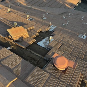 Quality Roofing - Working on the roof - Roofing Near Me - Orangevale, California Quality Roofing - Working on the roof - Roofing Near Me - Orangevale, California