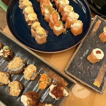 Hidden Sushi - Guava and cream cheese roll CARAMELIZED ONION (8 UNI) Brie roll - Japanese Near Me - Orlando, Florida