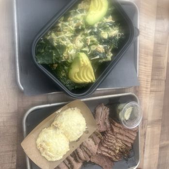 Copper Hill BBQ - Kale salad with avocado, brisket, Tri tip and creamy mashed potatoes - Barbeque Near Me - Valencia, California Copper Hill BBQ - Kale salad with avocado, brisket, Tri tip and creamy mashed potatoes - Barbeque Near Me - Valencia, California