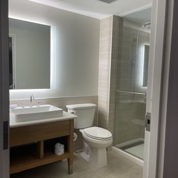 Element Bend - Super well laid out bathroom with waterfall shower - Hotels Near Me - Bend, Oregon