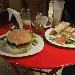 Bistro Cafetería Express - Hamburguesa y burrito de pollo