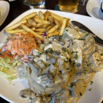 The Hairy Lemon - Chicken and mushroom pie - Irish Pub Near Me - Dublin, D The Hairy Lemon - Chicken and mushroom pie - Irish Pub Near Me - Dublin, D
