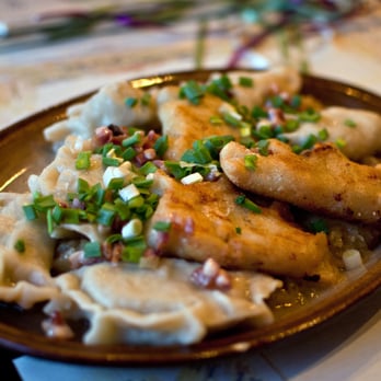 Pensjonat Przystanek Tleń - Mieszanka pierogów podawana na zasmażanej kapuście - Polish Near Me - Osie, KP