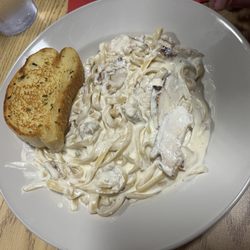 Six Gun Pizza - Chicken Alfredo