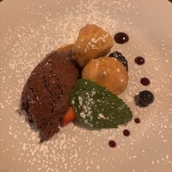 Bogenhauser Hof - Mousse au Chocolate mit Pofiterol