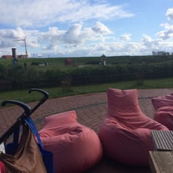 Kompass - So nett sitzt man hier - mit Blick auf den Spielplatz. Zum Käffchen oder Nachmittags Bierchen ideal.