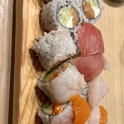 KENAKI Sushi Counter - The Rainbow roll.