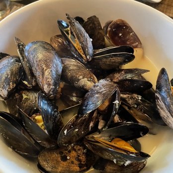 Ellie's Tap & Vine - Mussels dish - American Near Me - Santa Ynez, California Ellie's Tap & Vine - Mussels dish - American Near Me - Santa Ynez, California