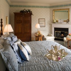 Oakmont Inn - Each spacious bedroom features decadent linens, en suite bathroom and in several rooms, a gas fireplace.