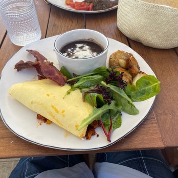Comal - Chorizo and pepper omelette, comes with side of bacon, salad, refried beans and roasted potatoes - Latin American Near Me - Cabo San Lucas, BCS Comal - Chorizo and pepper omelette, comes with side of bacon, salad, refried beans and roasted potatoes - Latin American Near Me - Cabo San Lucas, BCS
