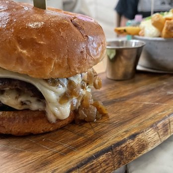 Café Fig - Classic burger - Cafes Near Me - Los Angeles, California