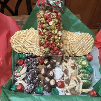 Giant Eagle Market District - Thr way the basket of cookies looks like inside - Grocery Near Me - Pittsburgh, Pennsylvania