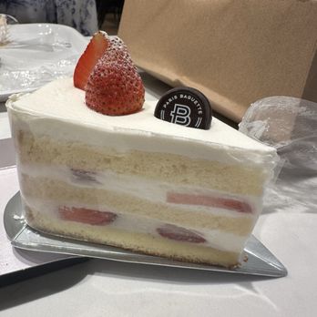 Paris Baguette - Strawberry cream cake - Bakeries Near Me - Toronto, Ontario Paris Baguette - Strawberry cream cake - Bakeries Near Me - Toronto, Ontario