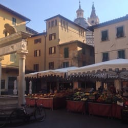 Piazza Della Sala - Di mattina con il mercato di frutta e verdura!