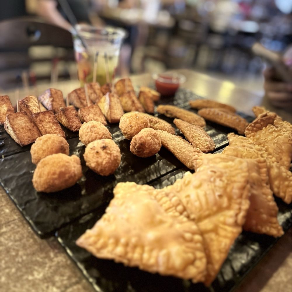 Sweet Cakes and Bakery - Empanadillas de chorizo y queso, mini cordon blue, mini alcapurrias y queso frito - Bakeries Near Me - Salinas, Puerto Rico